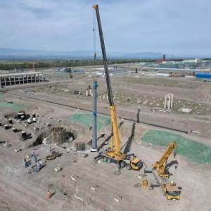 中国化学十一化建第三工程公司伊泰伊犁煤制油工程项目部成功完成油洗单元 T203 汽提塔首次吊装